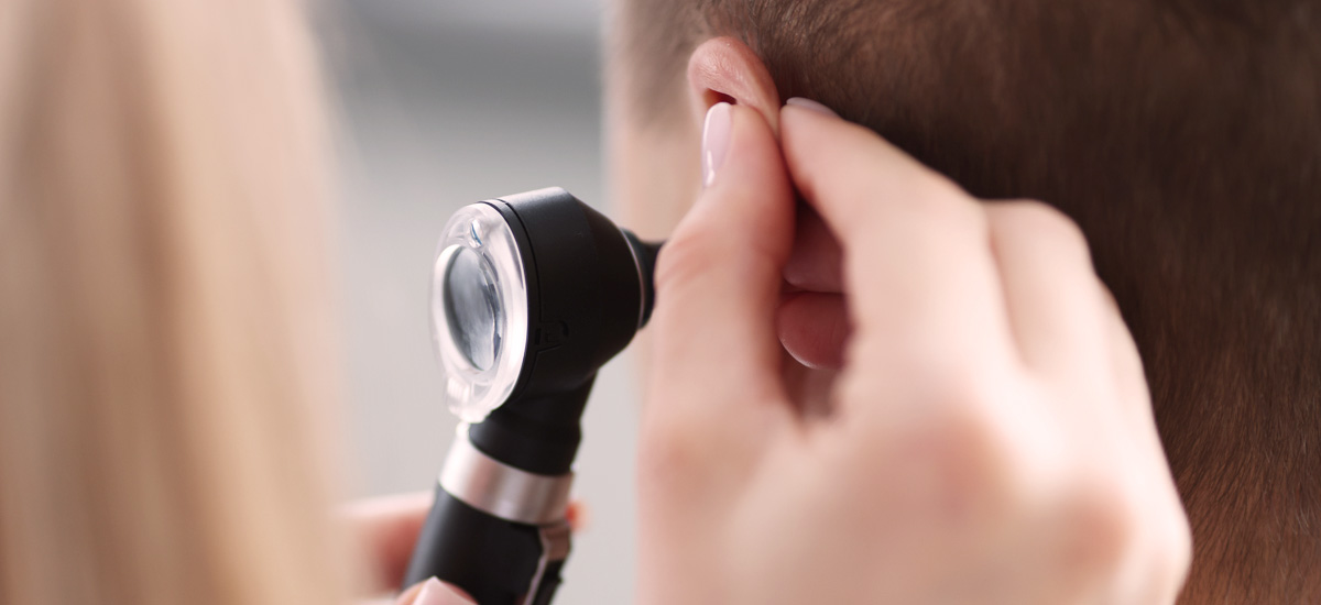 HNO-Untersuchung des Ohrs mit Otoskop bei Patient