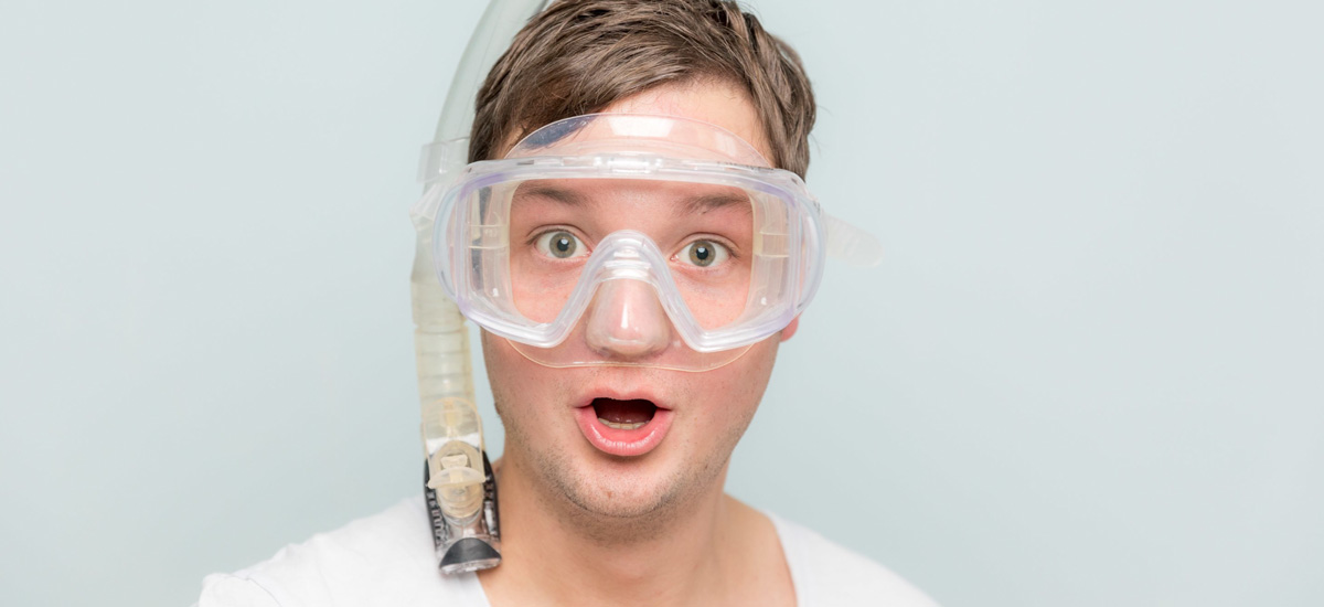 Tauchtauglichkeitsuntersuchung mit Schutzbrille und Atemregler