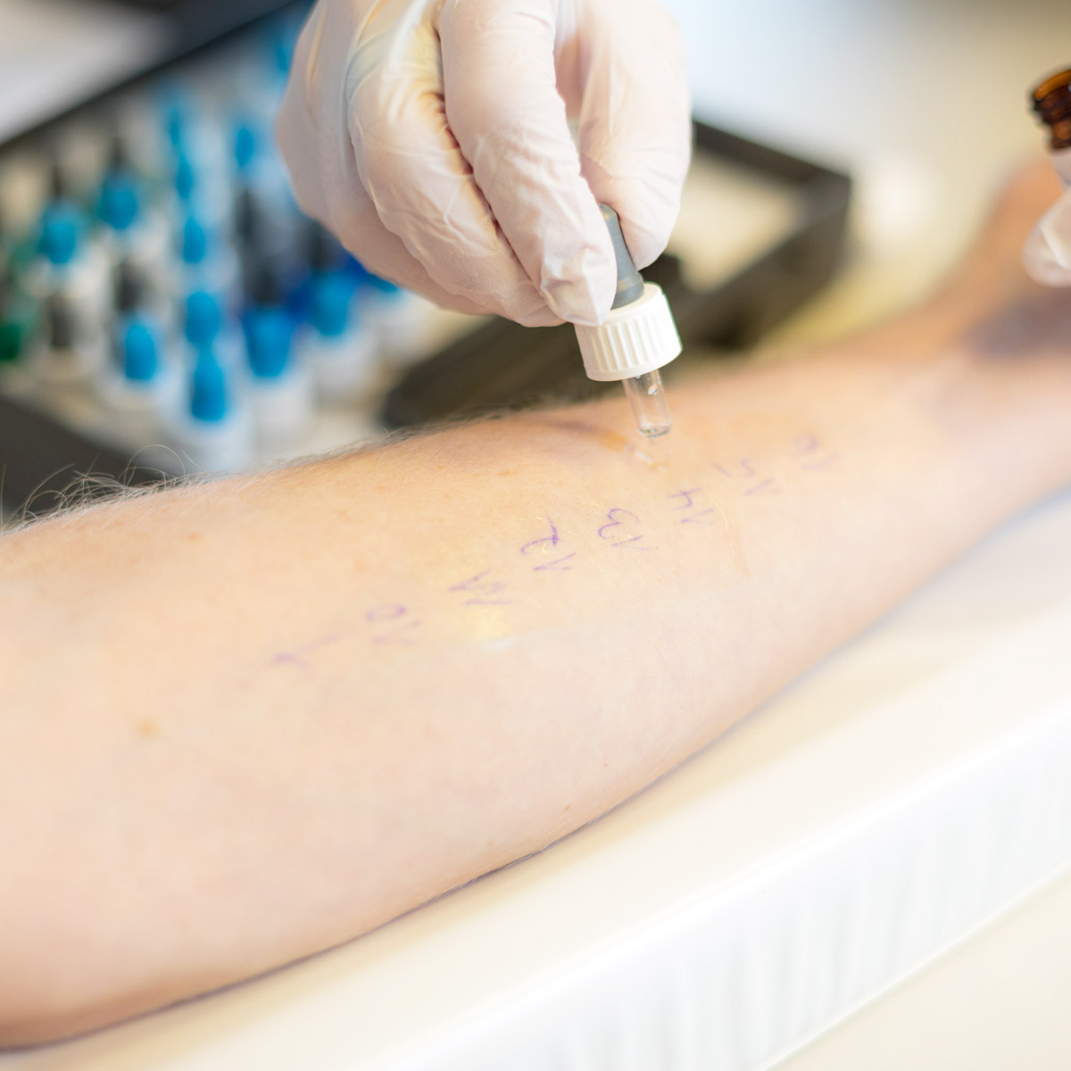 HNO-Arzt untersucht das Ohr einer Patientin mit einem medizinischen Untersuchungsinstrument in der Praxis.