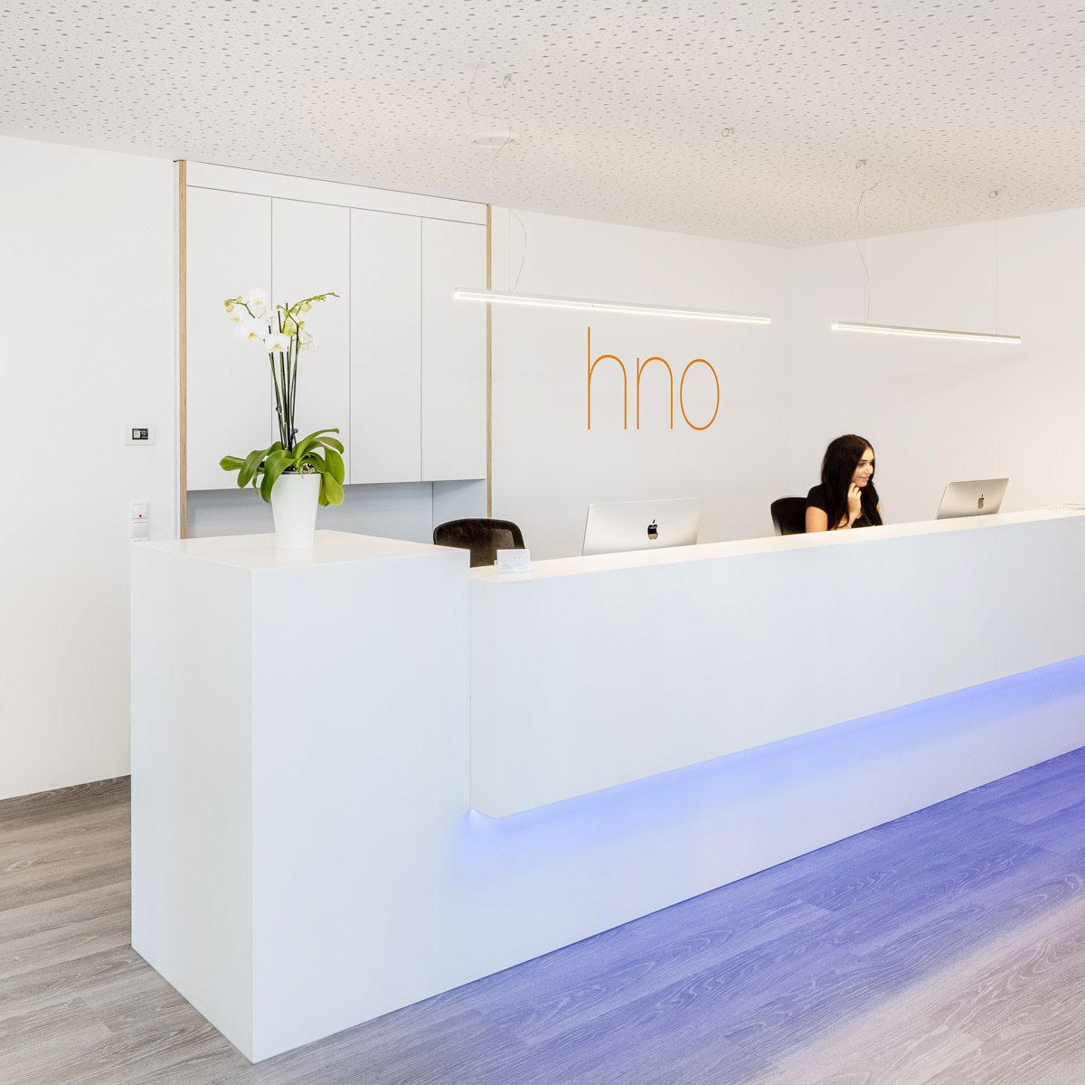 Empfangsbereich der HNO Trudering – moderne HNO-Praxis mit freundlicher Anmeldung. Empfangsbereich der HNO Trudering – moderne HNO-Praxis mit freundlicher Anmeldung.