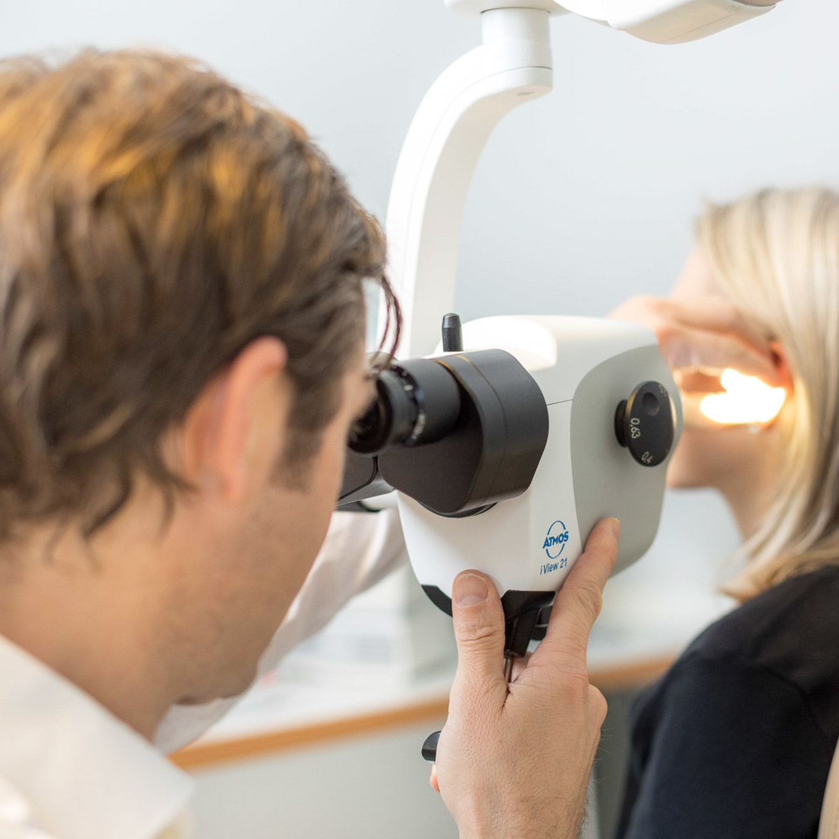 HNO-Arzt untersucht das Ohr einer Patientin mit moderner Diagnosetechnik.