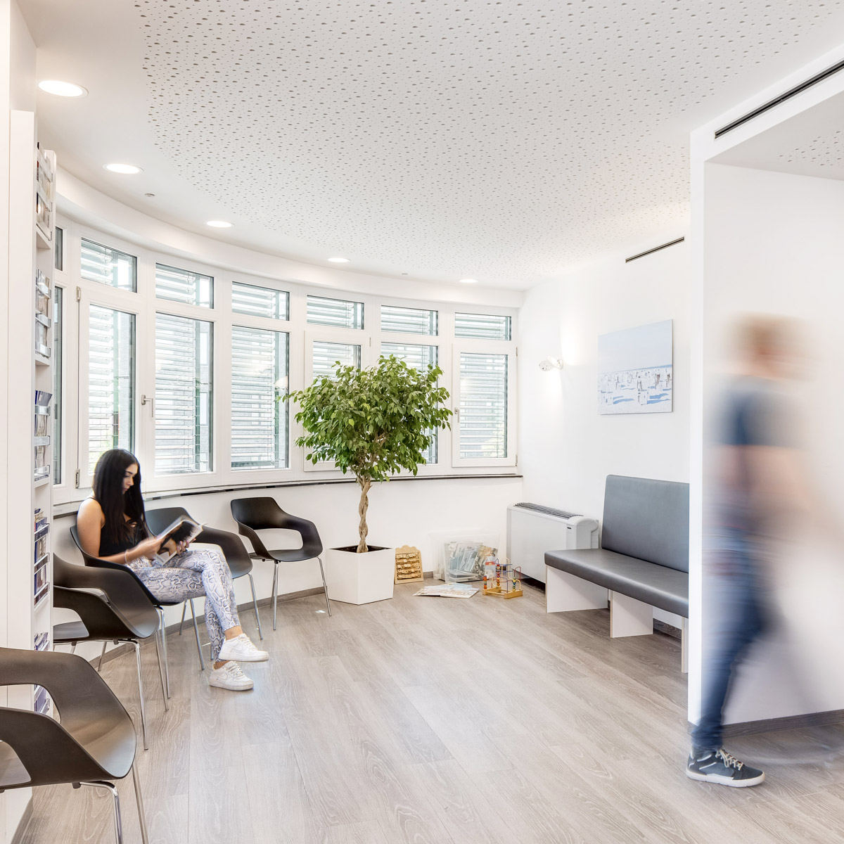Helles Wartezimmer der HNO Trudering mit angenehmer Atmosphäre und Sitzmöglichkeiten. Helles Wartezimmer der HNO Trudering mit angenehmer Atmosphäre und Sitzmöglichkeiten.
